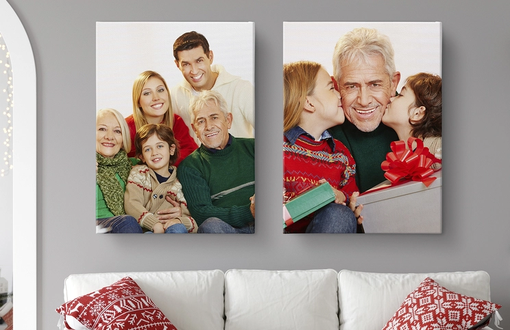 Gepersonaliseerde fotocanvasafdrukken van Printerpix|Canvas met meerdere portretten|canvasafdrukformaten|Jonge vrouw plaatst een gepersonaliseerde fotocanvas van Printerpix met foto van baby en hond aan de muur|slaapkamer met gepersonaliseerde canvasafdruk van een jong meisje en een hond|Fotocollage van acht gepersonaliseerde canvasafdrukken van familiefoto's en vakantiescènes