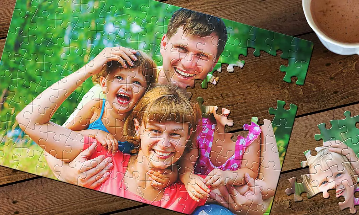 Close-up van gepersonaliseerde kartonnen puzzel met familiefoto