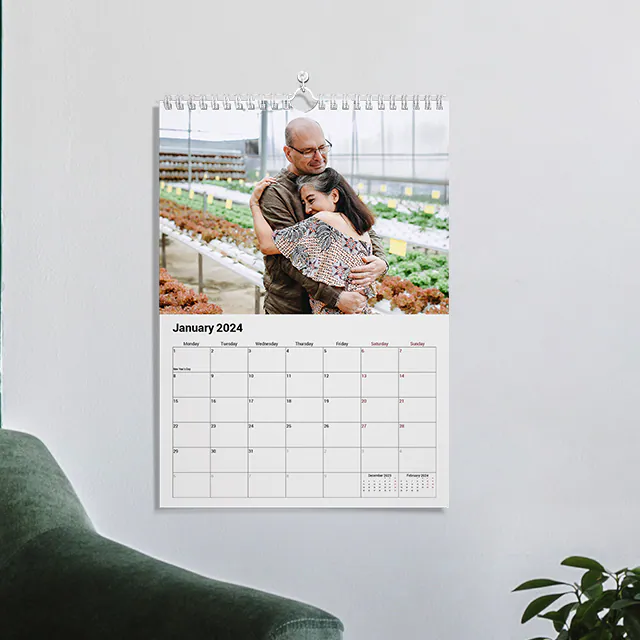 Gepersonaliseerde wandkalender 2020 van Printerpix|Gepersonaliseerde wandkalenders A3 & A4|Vrouw schrijft op A4 gepersonaliseerde wandkalender van printerpix met kerstthemafoto|A3 wandkalender 2020 opgehangen met gepersonaliseerd fotodesign van printerpix|Romantisch stel in woonkamer met gepersonaliseerde wandkalender 2020 met aanzoekfoto|Hondenfoto's op op maat gemaakte fotokalender aan de muur gehangen
