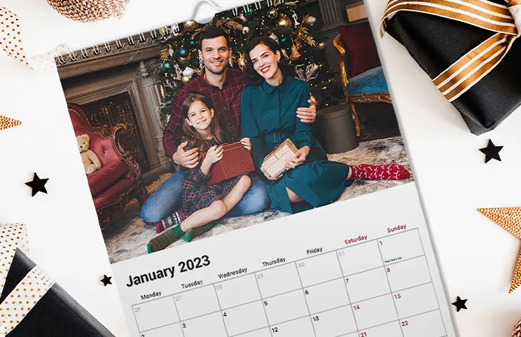 Foto van vriendin op gepersonaliseerde wandkalender opgehangen in de woonkamer
