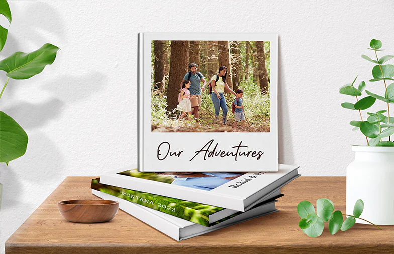 Hardcover gepersonaliseerde fotoboeken van Printerpix|Op maat gedrukt Printerpix fotoalbum met harde kaft en grote foto's van een ouder echtpaar|Gepersonaliseerd fotoalbum met romantische foto's van een stel en fotokaft|Familiefotoalbum met op maat gedrukte kaft en familienaamtekst|Huisdier en vrouw kijken naar gepersonaliseerd familie-fotoboek met aangepast ontwerp|Twee mensen kijken naar Printerpix gepersonaliseerd fotoboek met trouwfoto's en bruid