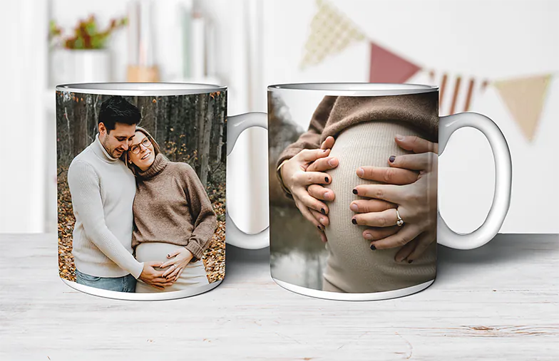 Gepersonaliseerde Fotomokken van Printerpix|Moeder en baby houden een gepersonaliseerde mok met cartoonontwerp van Printerpix met tekst voor papa|Gepersonaliseerde fotomok met afbeelding van een kruipende baby in dierenpak|Moeder en dochter houden gepersonaliseerde fotomokken met familiefoto's|Kussend stel met gepersonaliseerde mokken met tekst|Gepersonaliseerde fotomok met je eigen foto van een hond