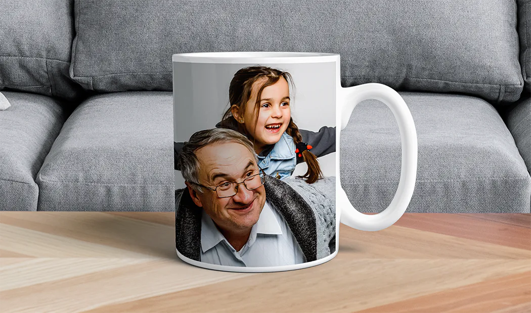 Gepersonaliseerde Fotomokken van Printerpix|Moeder en baby houden een gepersonaliseerde mok met cartoonontwerp van Printerpix met tekst voor papa|Gepersonaliseerde fotomok met afbeelding van een kruipende baby in dierenpak|Moeder en dochter houden gepersonaliseerde fotomokken met familiefoto's|Kussend stel met gepersonaliseerde mokken met tekst|Gepersonaliseerde fotomok met je eigen foto van een hond|||||