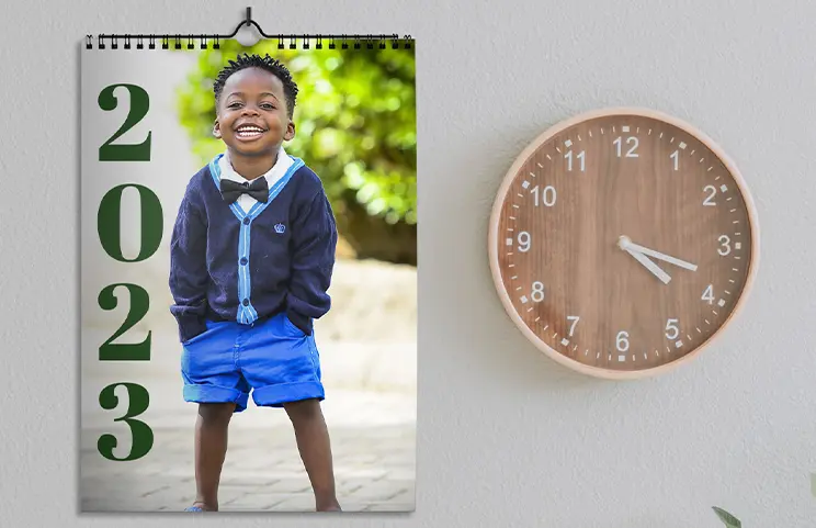Gepersonaliseerde wandkalender 2020 van Printerpix|Foto van vriendin op gepersonaliseerde wandkalender opgehangen in de woonkamer|Vrouw schrijft op A4 gepersonaliseerde wandkalender van printerpix met kerstthemafoto|A3 2020 wandkalender opgehangen met gepersonaliseerd fotodesign van printerpix|Romantisch stel in de woonkamer met gepersonaliseerde 2020 wandkalender met aanzoekfoto|Hondenfoto's op op maat gemaakte fotokalender opgehangen aan de muur