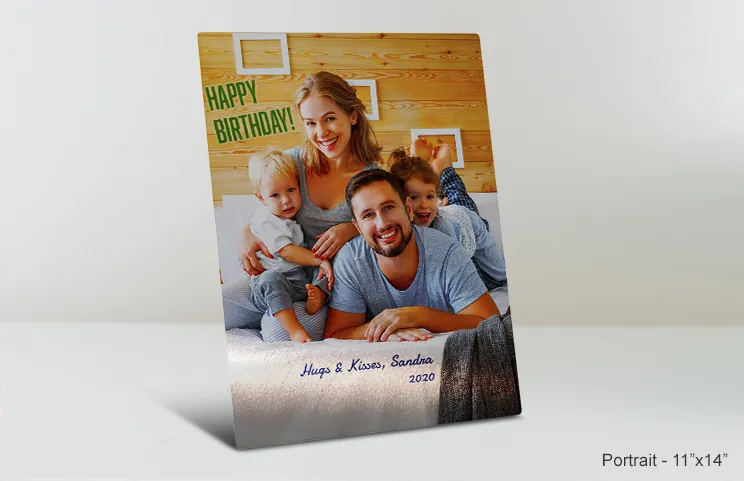 vinger wijst naar metalen print van de natuur