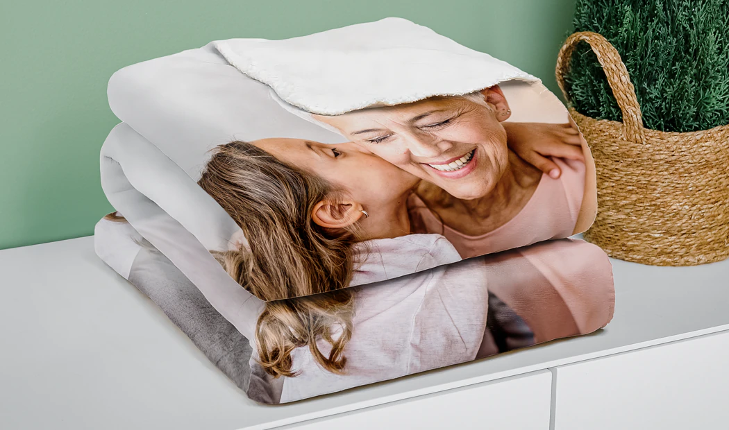Grote fotodeken op tweepersoonsbed met foto van meisje