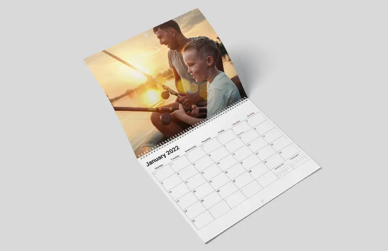 Vrouw schrijft op A4 gepersonaliseerde wandkalender van printerpix met kerstthemafoto