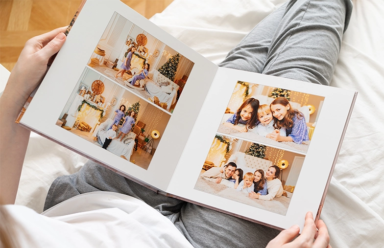 Gepersonaliseerd fotoalbum met romantische foto's van een stel en fotocover