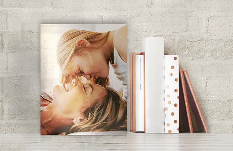 Metalen fotoprint van moeder en dochter op boekenplank