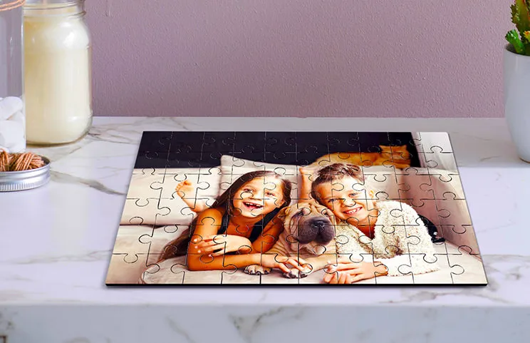 Houten legpuzzel van kinderen en huisdier