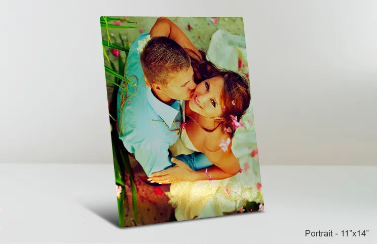 vinger wijst naar metalen print van de natuur