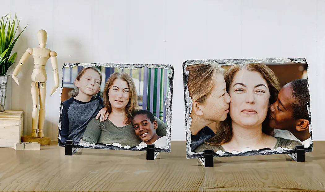 zijaanzicht van stenen leisteen met baby en moeder en vader