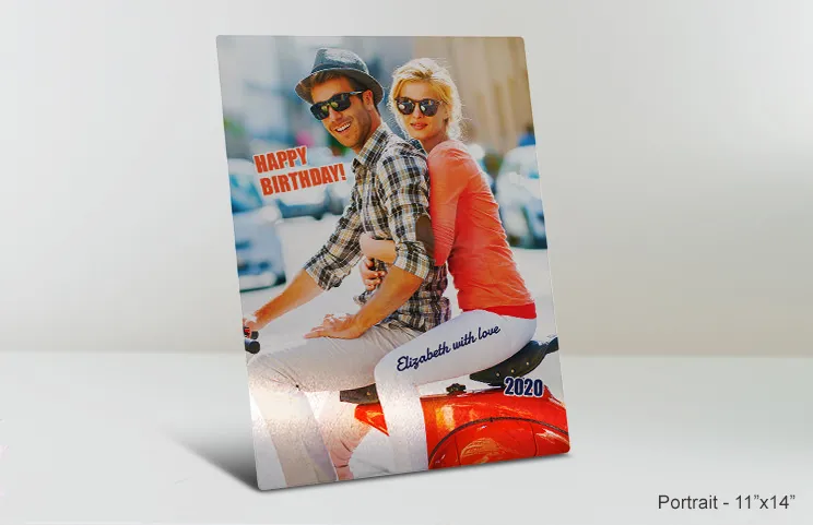 vinger wijst naar metalen print van de natuur