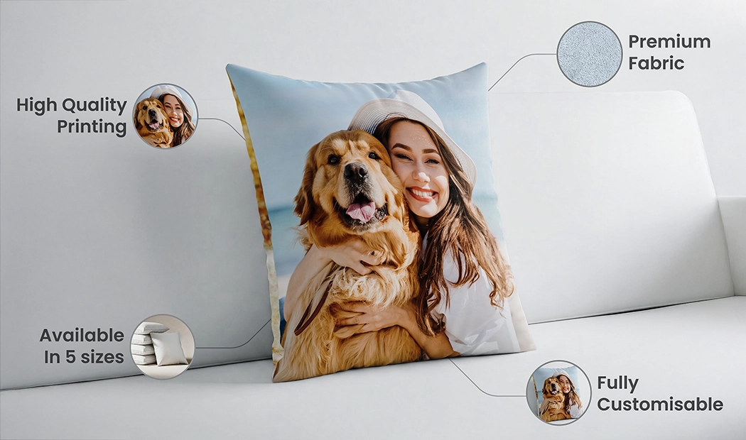 Gelukkige vrouw omarmt gepersonaliseerd kussen met een levendige foto van een stel. Maak jouw unieke aandenken!