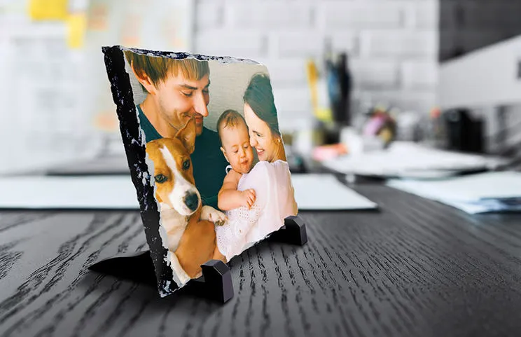 zijaanzicht van stenen leisteen met baby en moeder en vader