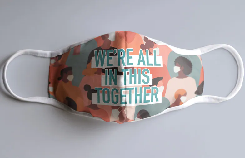 Jonge man die een modieus gepersonaliseerd gezichtsmasker draagt