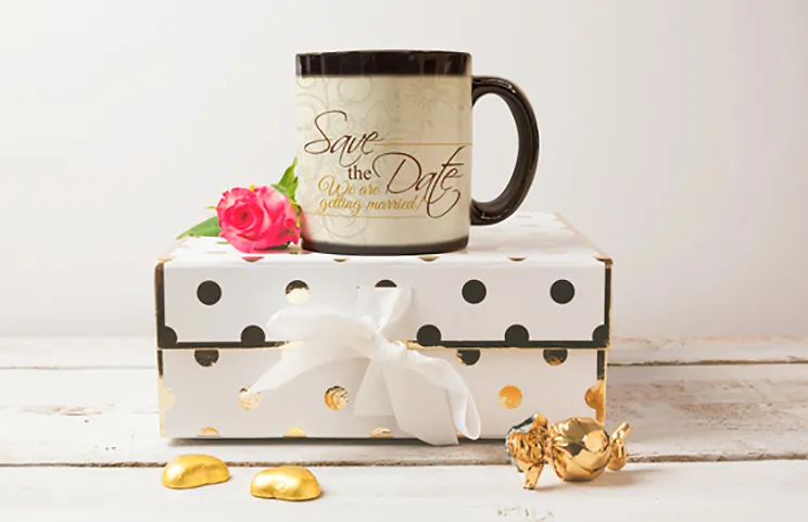 Thee uit de ketel in de magische mok gieten