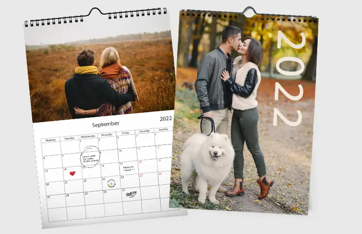 Vrouw schrijft op A4 gepersonaliseerde wandkalender van printerpix met kerstthemafoto