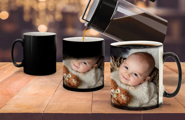Jonge jongen die een op maat ontworpen magische mok vasthoudt met een foto van zichzelf erop