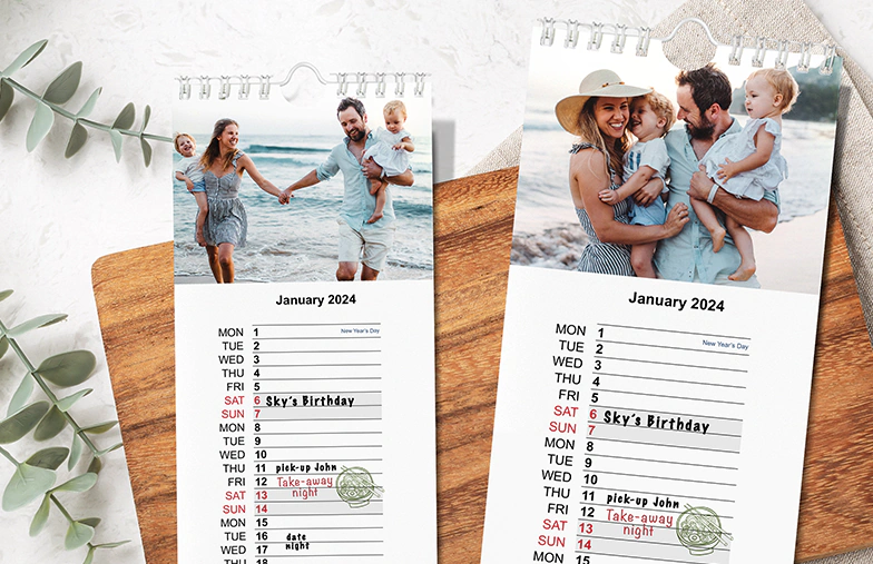 Vrouw schrijft op A4 gepersonaliseerde wandkalender van printerpix met kerstthema foto