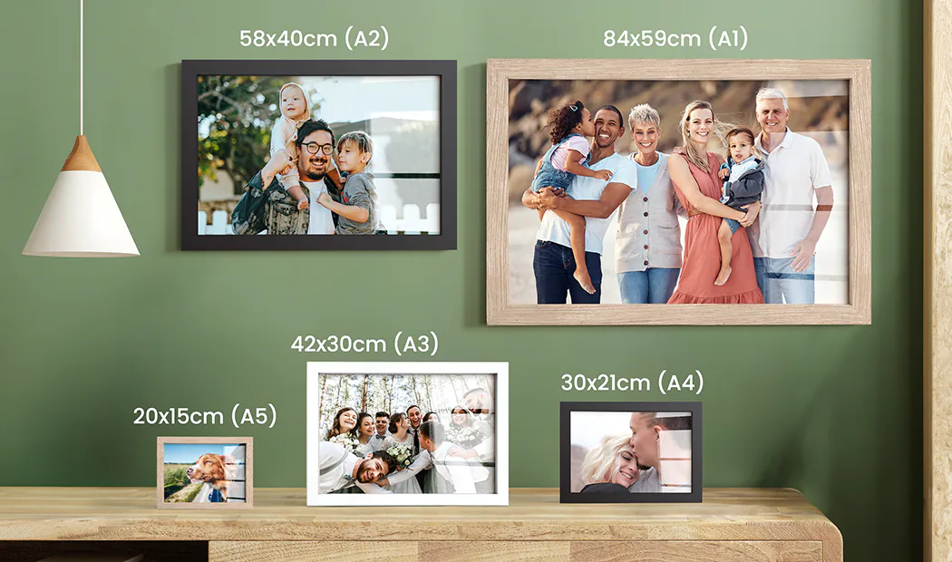 Gepersonaliseerde familiefoto's in verschillende maten, van klein tot extra groot, prachtig ingelijst. Creëer je perfecte galerijmuur!