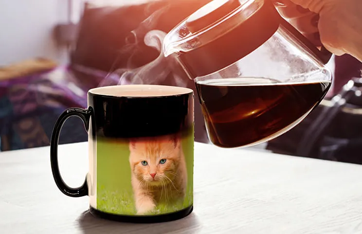 Jonge jongen die aangepaste ontworpen magische mok met foto van zichzelf vasthoudt