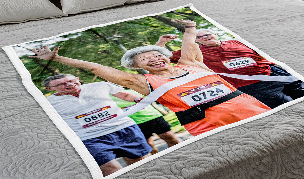 Grote fotodeken op tweepersoonsbed met foto van meisje