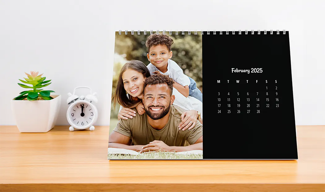 Vrouw schrijft op A4 gepersonaliseerde wandkalender van printerpix met kerstthema foto