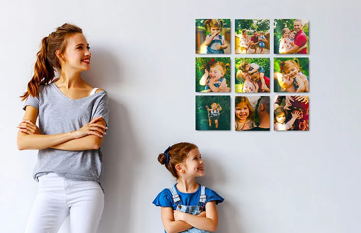 negen metalen fotodisplaypaneelafdrukken met familiefoto's