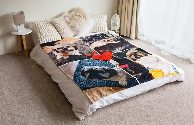 Een zachte Printerpix mink touch deken met een honden-collageontwerp ligt over een bed verspreid.