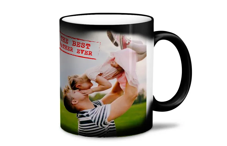 Thee uit de ketel in de magische mok gieten