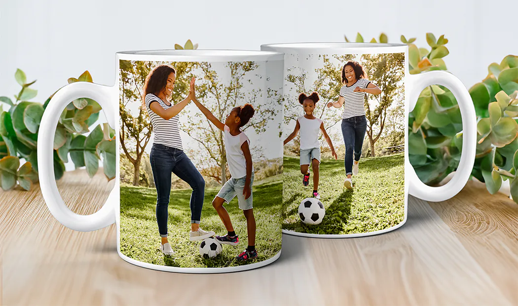 Gepersonaliseerde fotomok met afbeelding van een kruipende baby in dierenpak