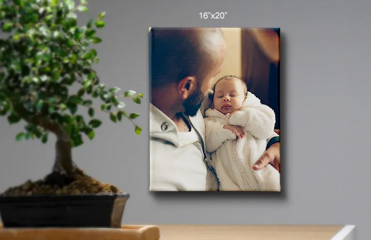 48x36 canvas van vader die baby vasthoudt