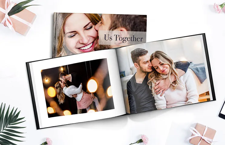 Gepersonaliseerd fotoalbum met romantische foto's van een stel en fotocover