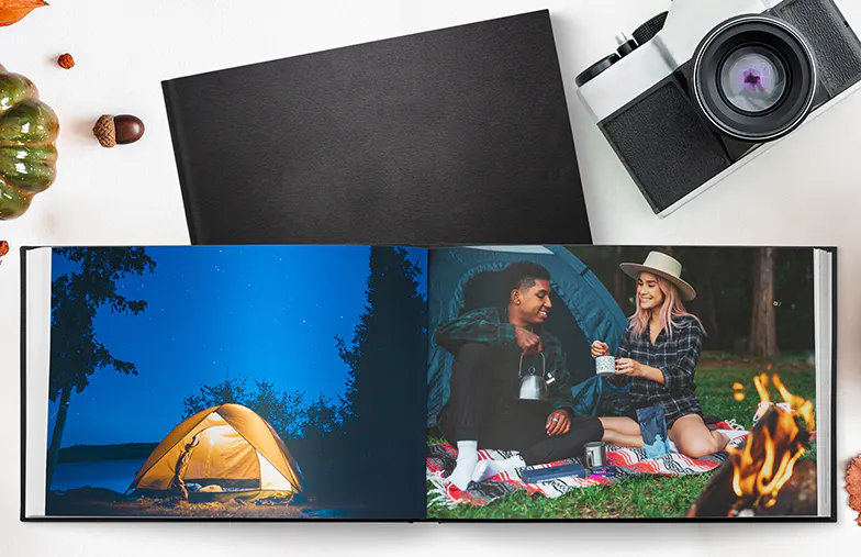 Gepersonaliseerd fotoalbum met romantische foto's van een stel en fotocover