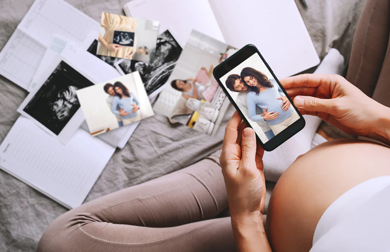 Kleine, middelgrote en grote fotoafdrukken op tafel vanaf mobiele telefoon