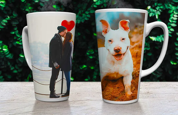 Twee grote witte latte mokken op maat ontworpen met foto's van stel en hond