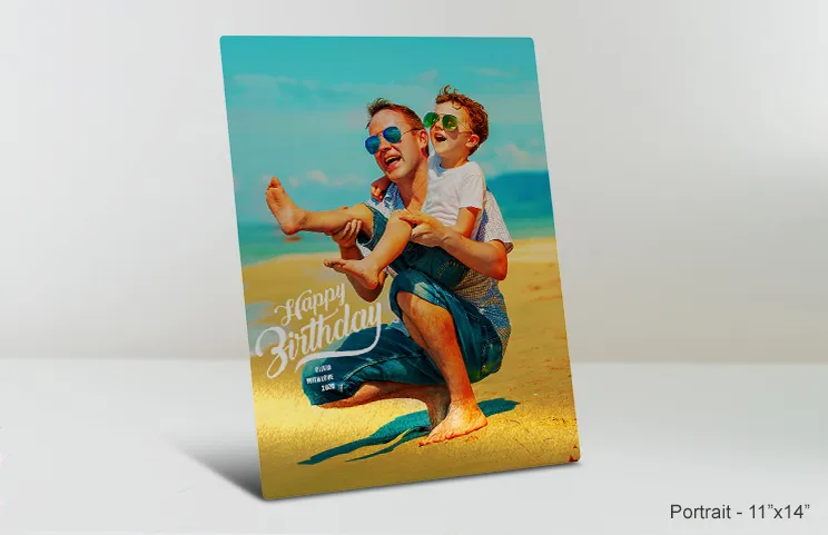 vinger wijst naar metalen print van de natuur