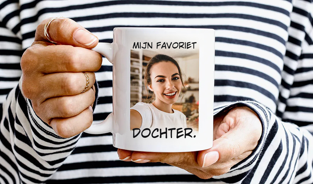 Gepersonaliseerde fotomok met afbeelding van een kruipende baby in dierenpak