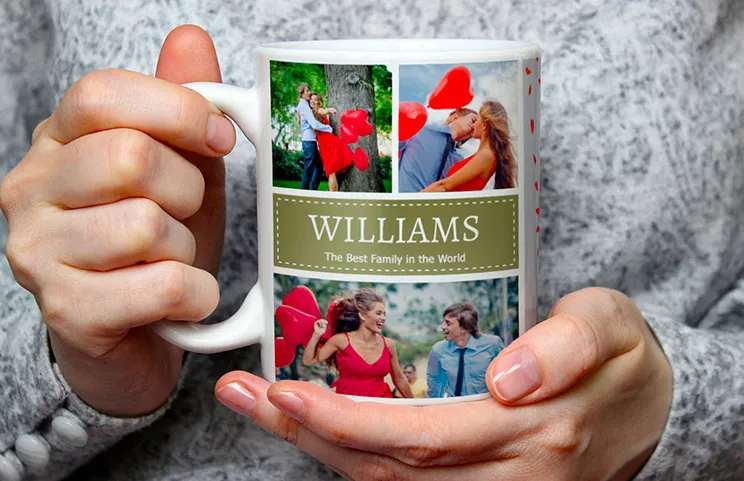 Close-up van op maat gemaakte fotomok met een fotocollage van familiefoto's en tekst