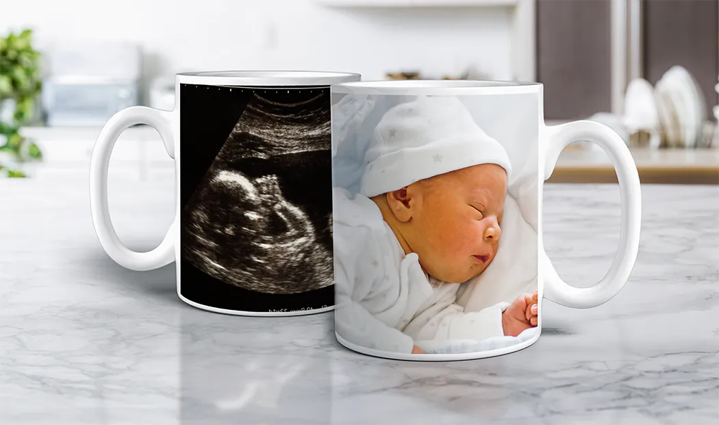 Gepersonaliseerde fotomok met afbeelding van een kruipende baby in dierenpak