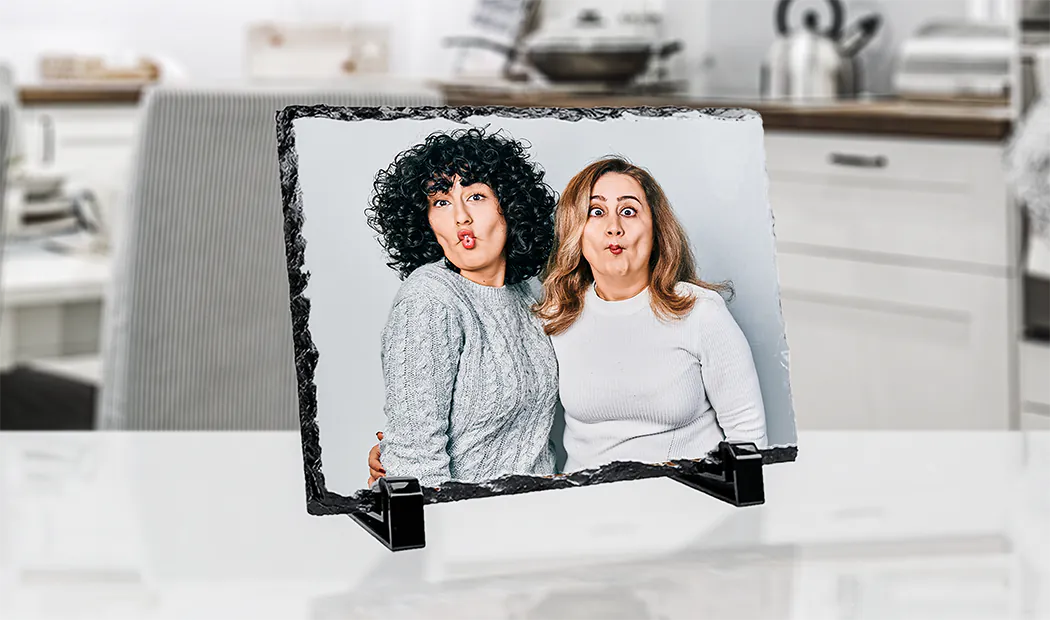 zijaanzicht van stenen leisteen met baby en moeder en vader