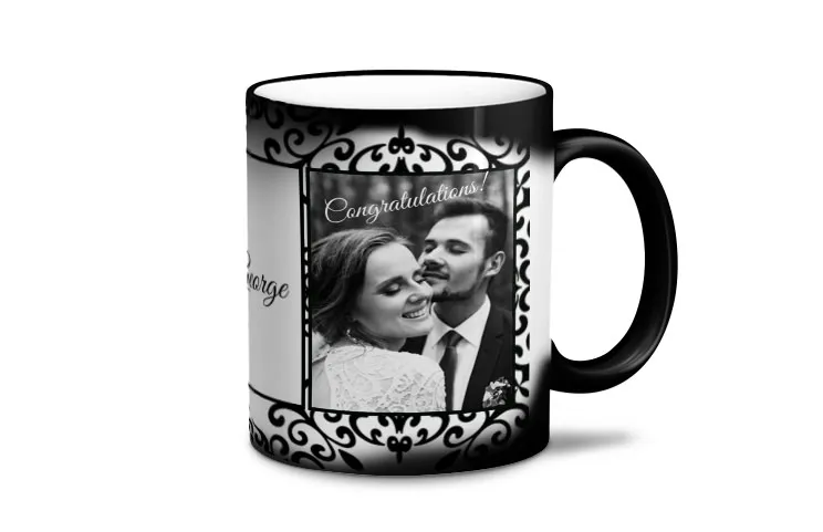 Thee uit de ketel in de magische mok gieten