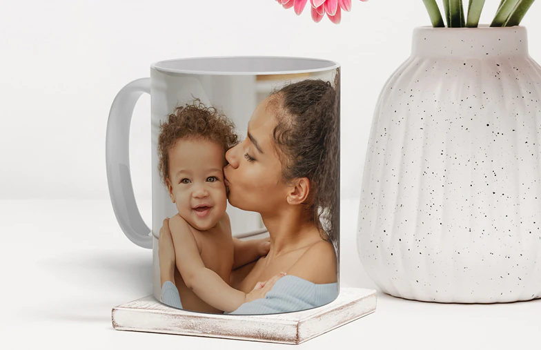 Moeder en dochter houden gepersonaliseerde fotomokken met familiefoto's