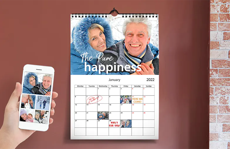A3 2020 wandkalender opgehangen met gepersonaliseerd fotodesign van printerpix
