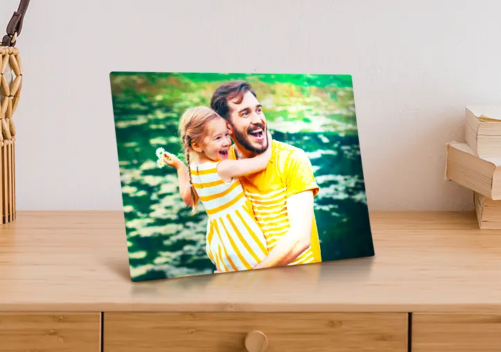Metalen fotoprint van moeder en dochter op boekenplank
