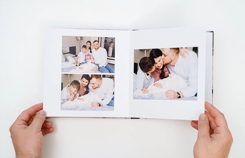Familiefotoalbum met op maat gemaakte bedrukte omslag en familienaamtekst