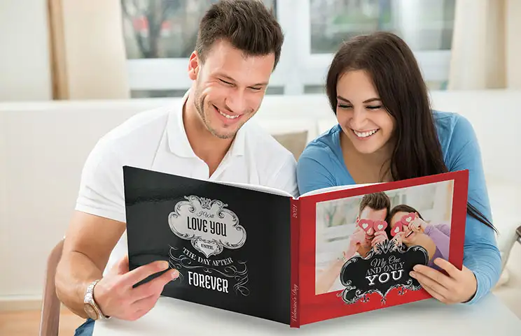 Familiefotoalbum met op maat gemaakte bedrukte cover en familienaamtekst