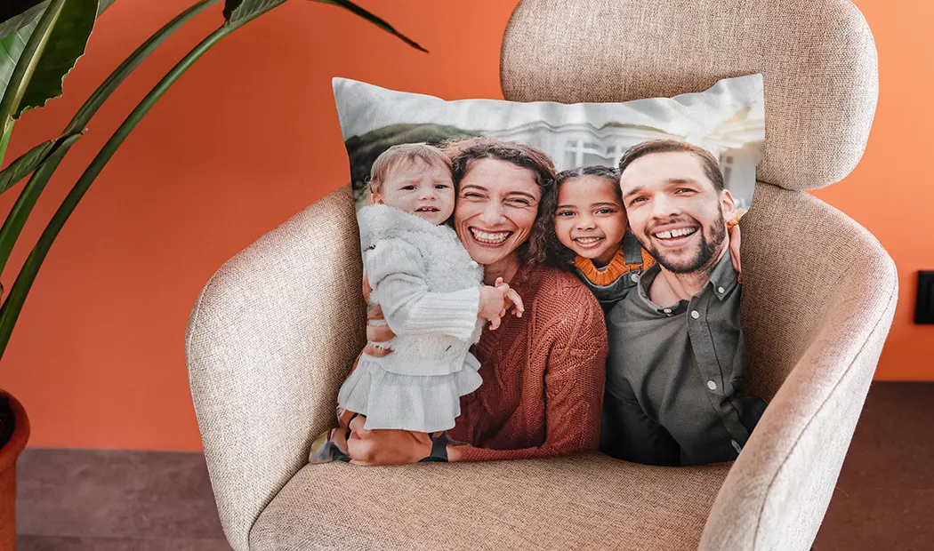 Gepersonaliseerd kussen met twee vrienden, hoogwaardige print op premium stof. Volledig aanpasbaar!