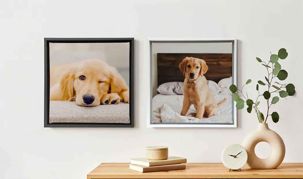 moeder die haar kleine zoon liefdevol kust op canvas afdruk